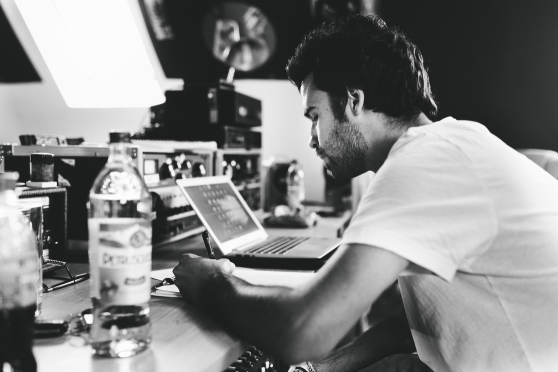 René Jesser bei einer Mixing-Session im Studio