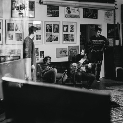 René Jesser im Gespräch mit einem Artist während einer Studio-Session